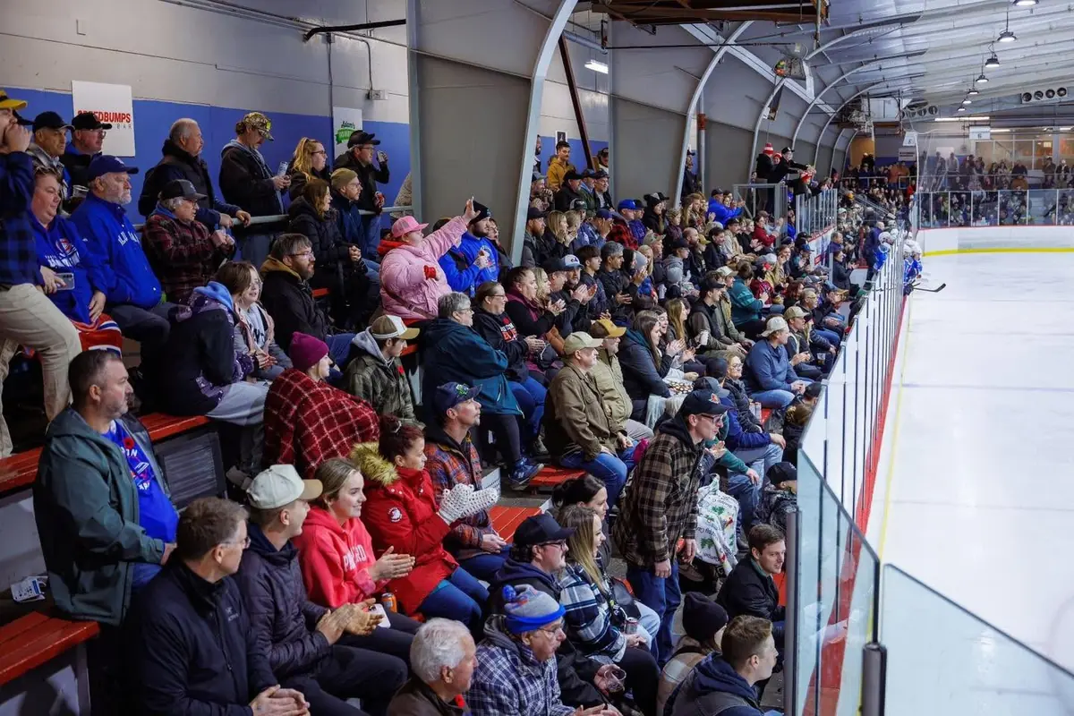 Une foule pleine le long de la bande à un match des Express