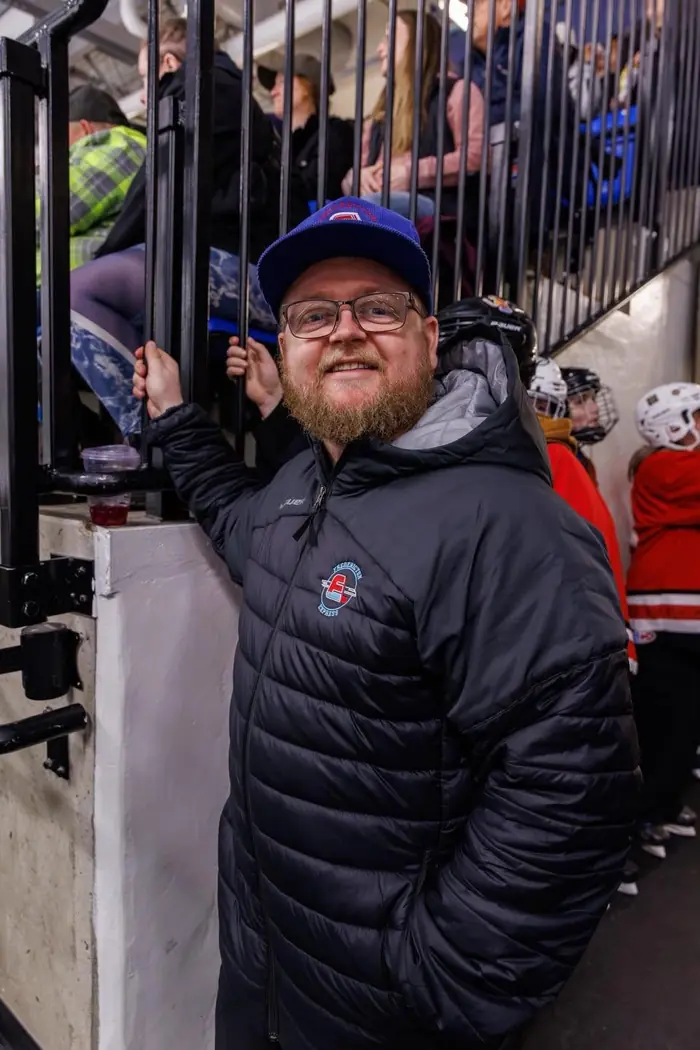 Un partisan en manteau des Express à la bande