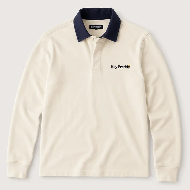 Polo de rugby crème à manches longues avec col bleu marine et logo Hey Freddy brodé