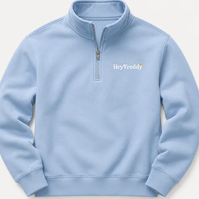 Pull demi-zip bleu clair avec le logo Hey Freddy